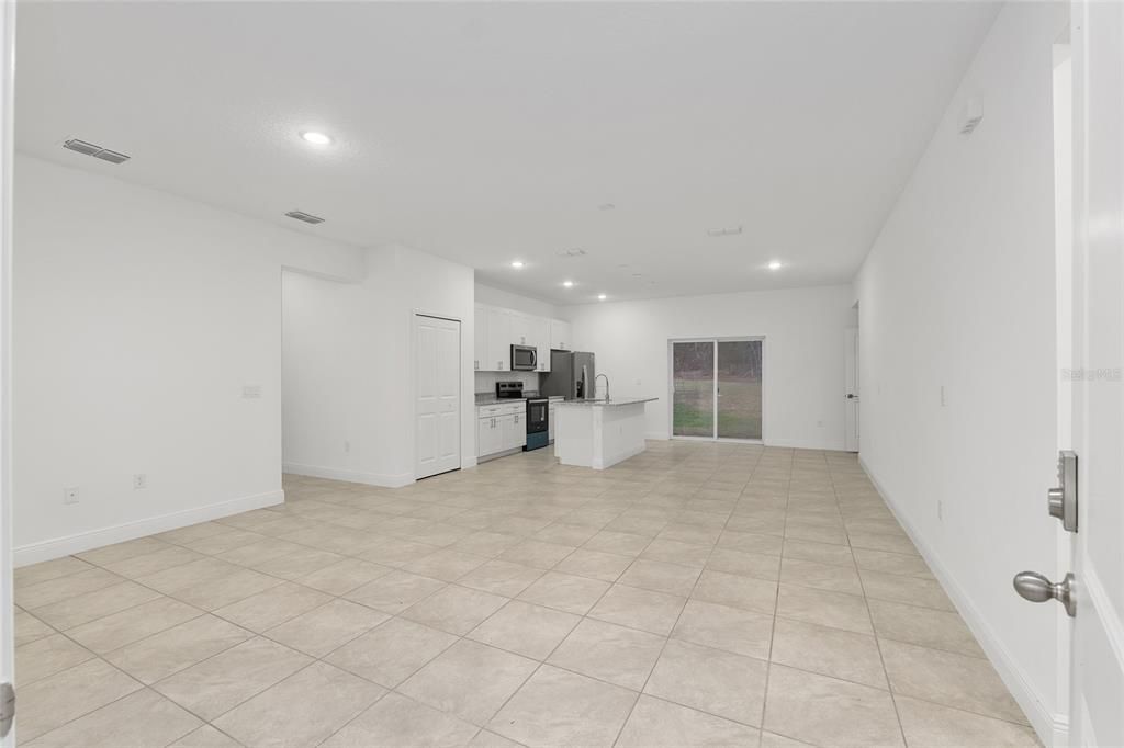 Activo con contrato: $244,900 (4 camas, 2 baños, 1580 Pies cuadrados)