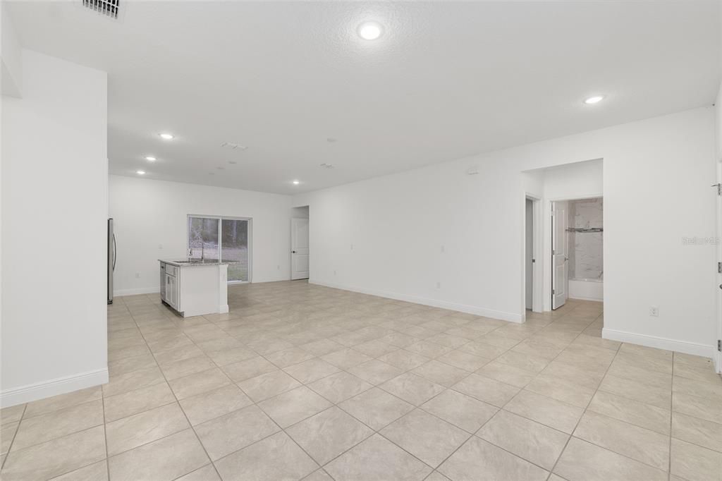 Activo con contrato: $244,900 (4 camas, 2 baños, 1580 Pies cuadrados)