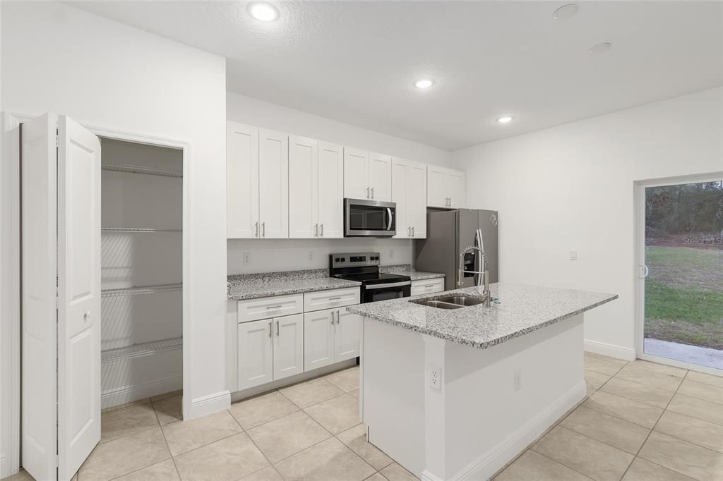 Activo con contrato: $244,900 (4 camas, 2 baños, 1580 Pies cuadrados)