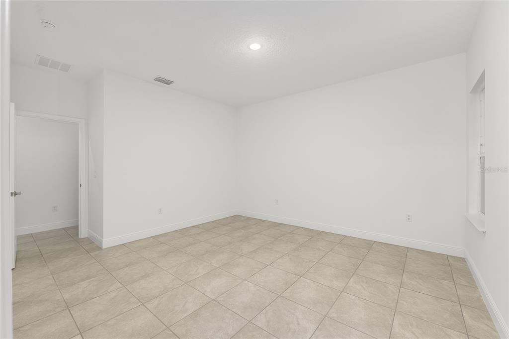 Activo con contrato: $244,900 (4 camas, 2 baños, 1580 Pies cuadrados)