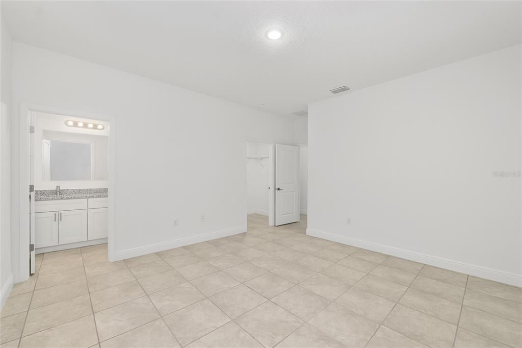 Activo con contrato: $244,900 (4 camas, 2 baños, 1580 Pies cuadrados)