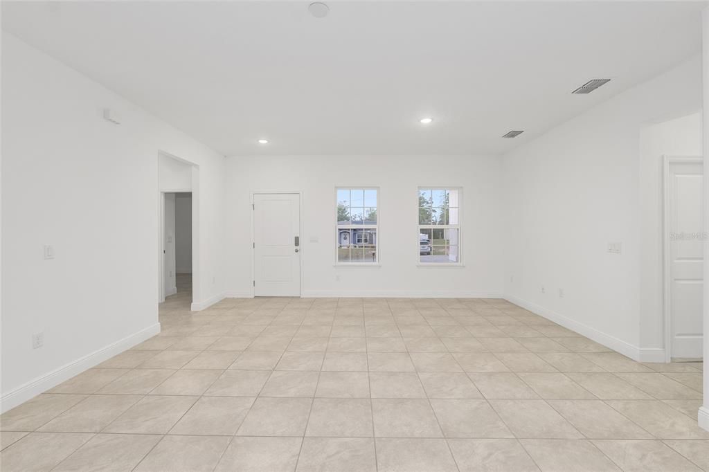 Activo con contrato: $244,900 (4 camas, 2 baños, 1580 Pies cuadrados)