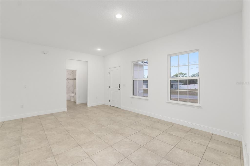 Activo con contrato: $244,900 (4 camas, 2 baños, 1580 Pies cuadrados)