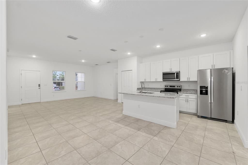 Activo con contrato: $244,900 (4 camas, 2 baños, 1580 Pies cuadrados)