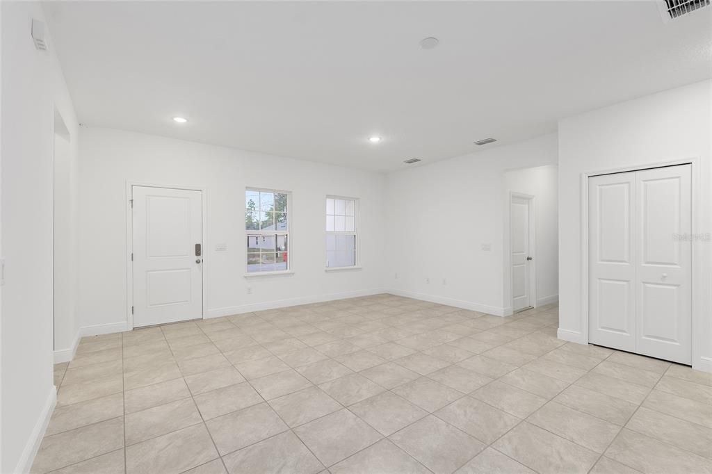 Activo con contrato: $244,900 (4 camas, 2 baños, 1580 Pies cuadrados)