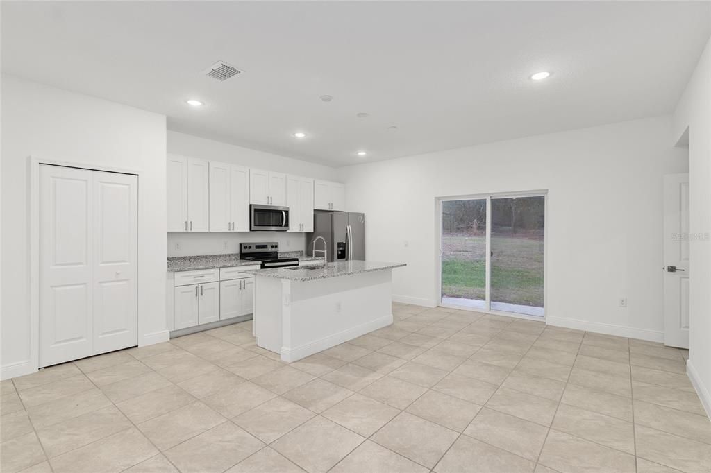 Activo con contrato: $244,900 (4 camas, 2 baños, 1580 Pies cuadrados)