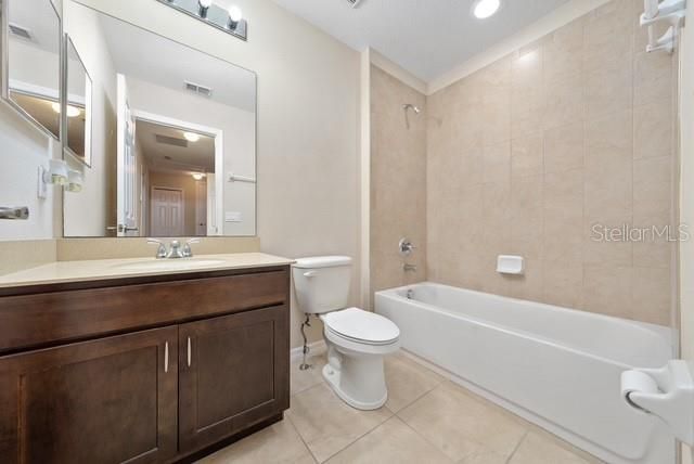 Activo con contrato: $304,000 (4 camas, 2 baños, 1615 Pies cuadrados)