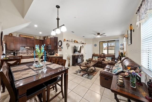 Activo con contrato: $304,000 (4 camas, 2 baños, 1615 Pies cuadrados)