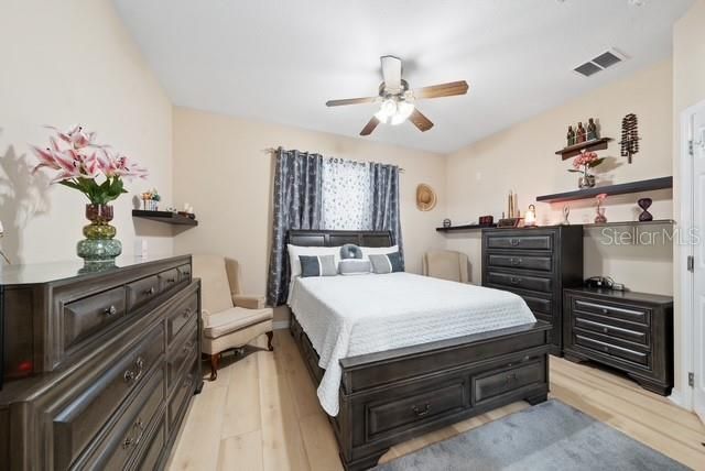 Activo con contrato: $304,000 (4 camas, 2 baños, 1615 Pies cuadrados)