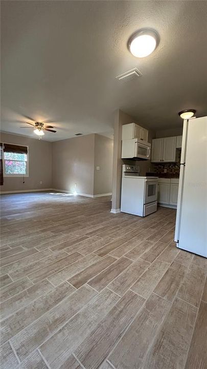 Active With Contract: $1,700 (3 beds, 1 baths, 1238 Square Feet)