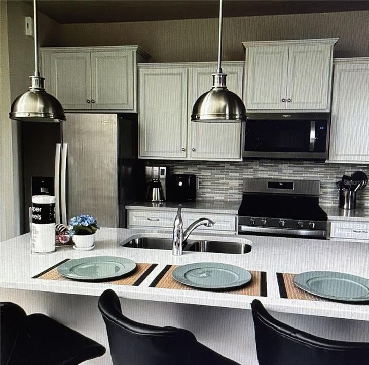 For Rent: $4,250 (6 beds, 4 baths, 3176 Square Feet)