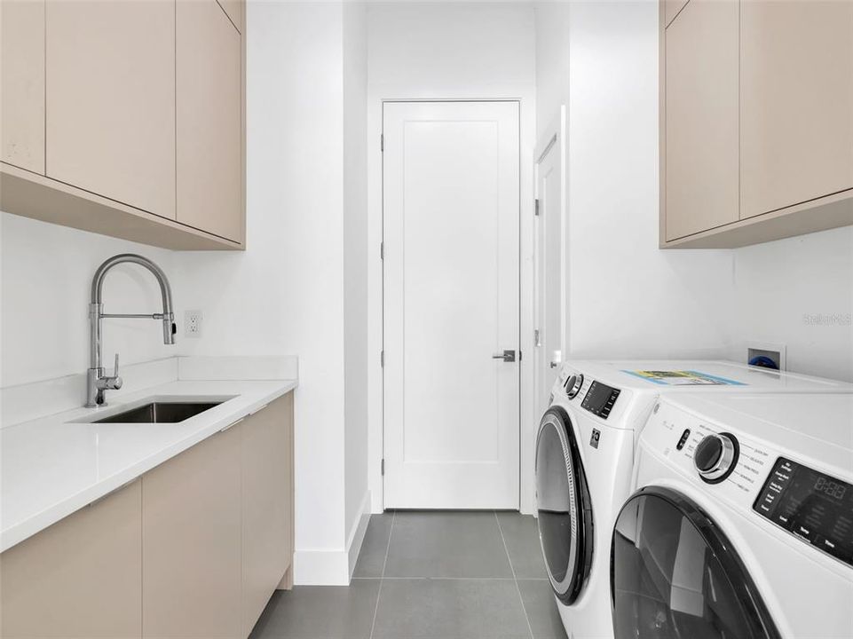 Под контрактом: $425,000 (3 спален, 2 ванн, 1831 Квадратных фут)
