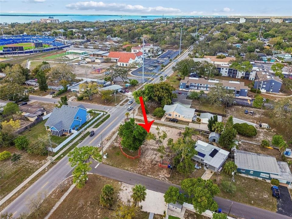 На продажу: $389,900 (0.23 acres)