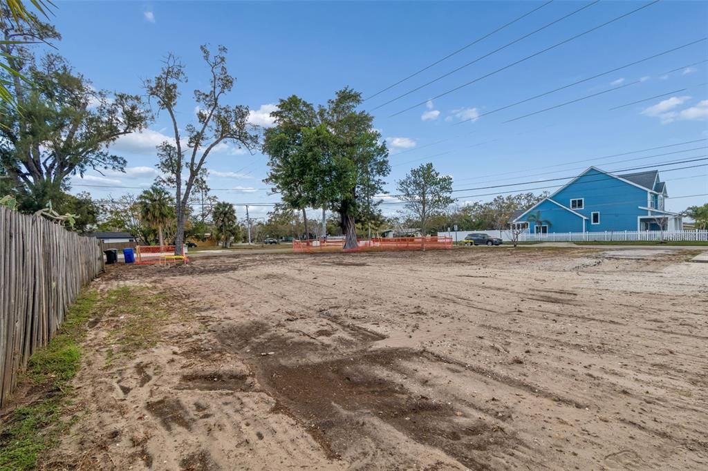 На продажу: $389,900 (0.23 acres)