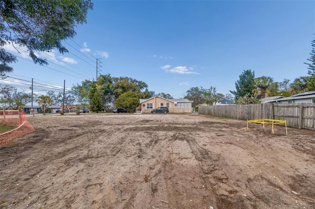 На продажу: $389,900 (0.23 acres)