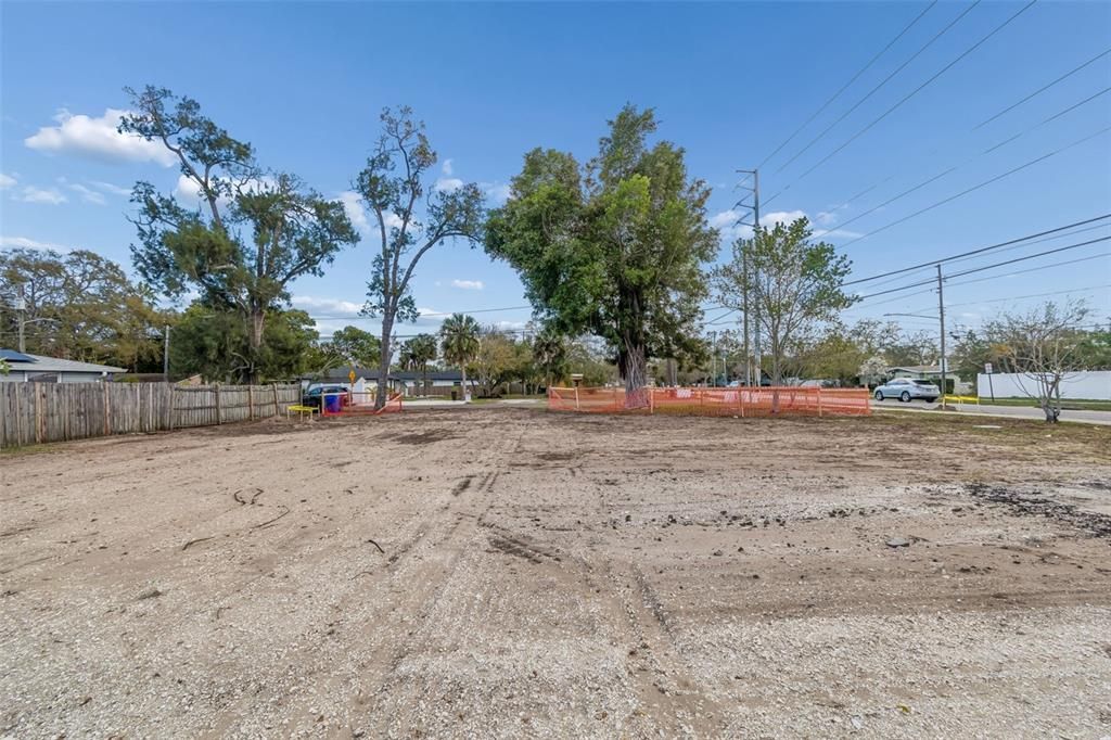 На продажу: $389,900 (0.23 acres)