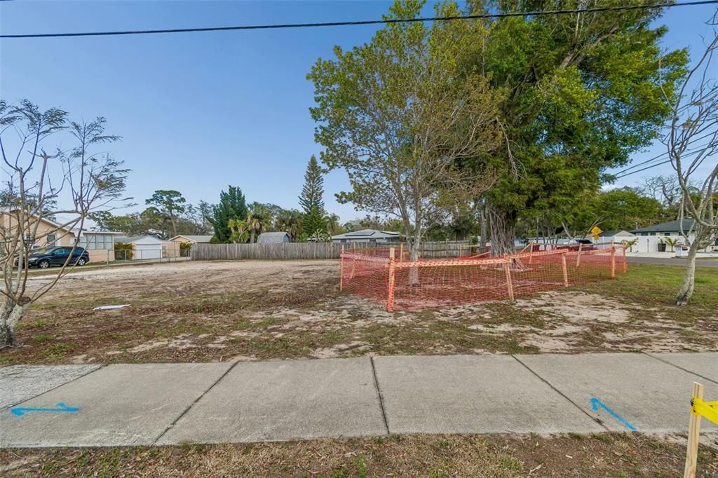 На продажу: $389,900 (0.23 acres)