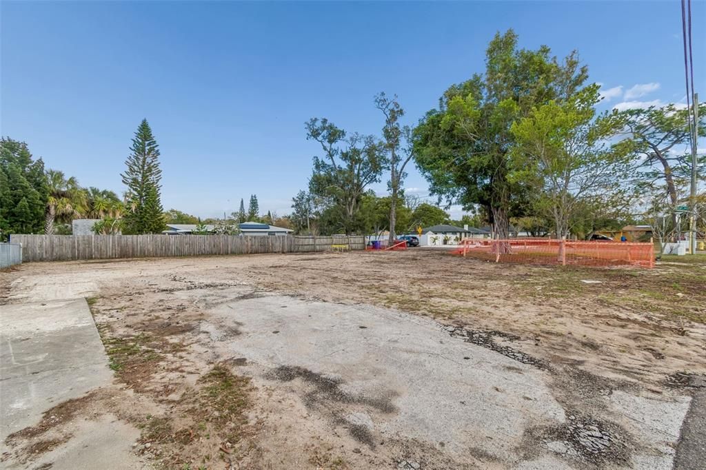 На продажу: $389,900 (0.23 acres)