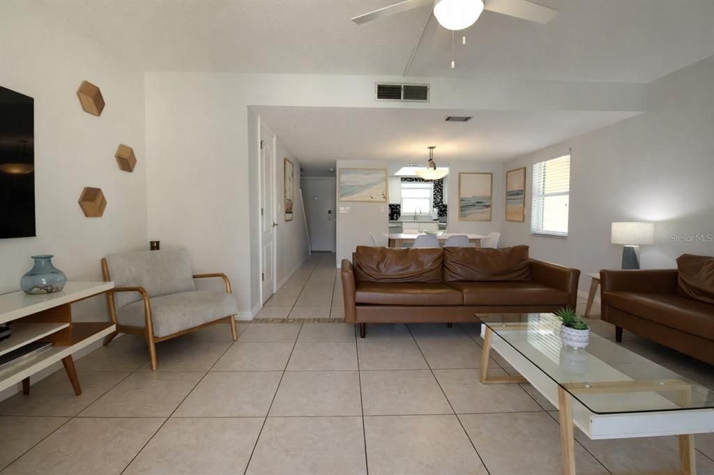 En Venta: $449,000 (2 camas, 2 baños, 1176 Pies cuadrados)