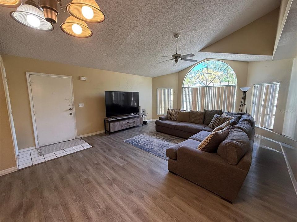 For Sale: $219,900 (3 beds, 2 baths, 1326 Square Feet)