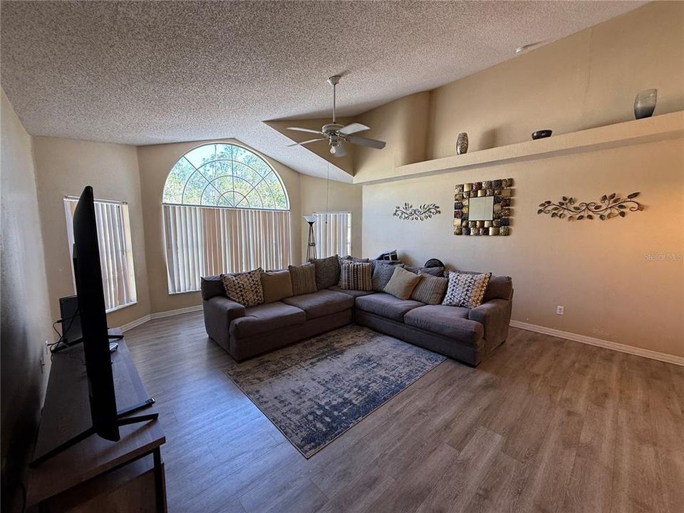 For Sale: $219,900 (3 beds, 2 baths, 1326 Square Feet)