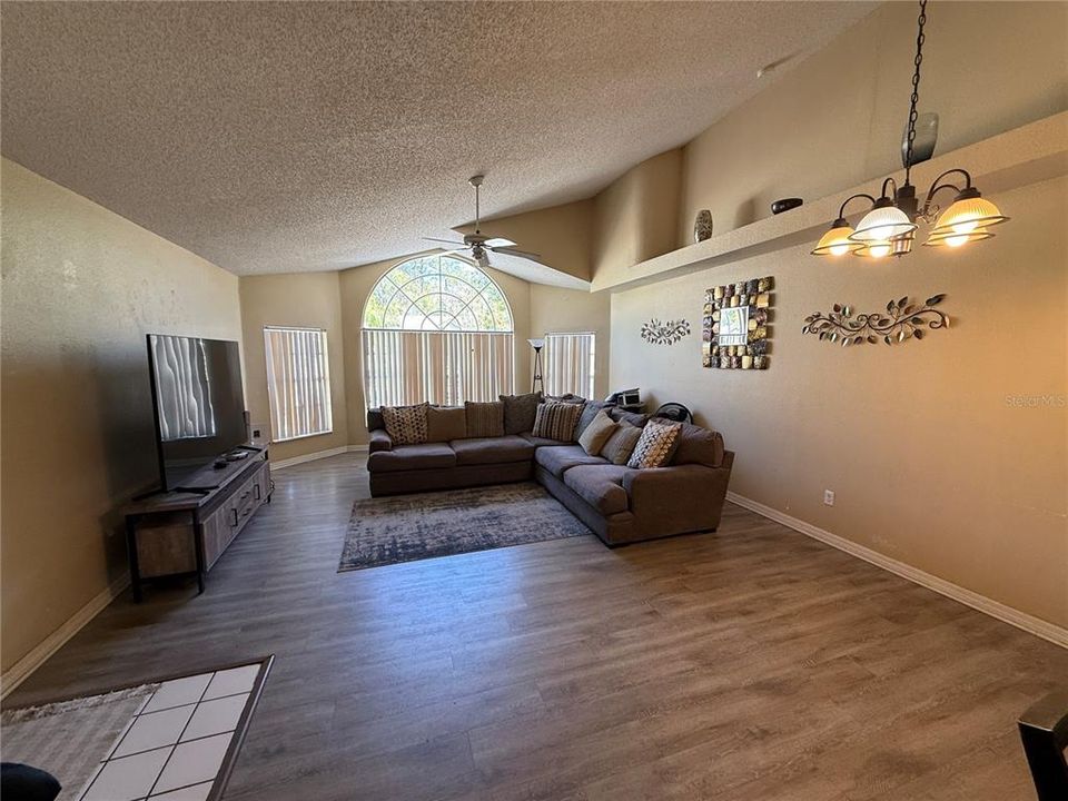 For Sale: $219,900 (3 beds, 2 baths, 1326 Square Feet)