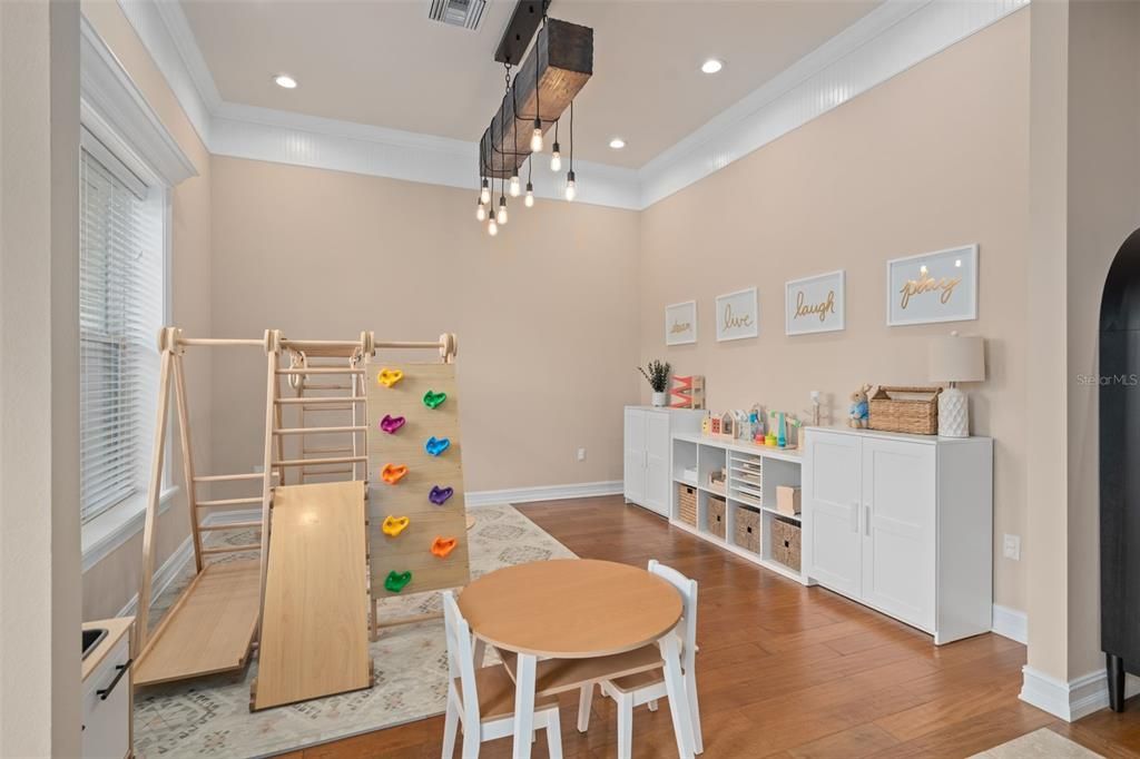 For Sale: $2,149,000 (5 beds, 3 baths, 4075 Square Feet)