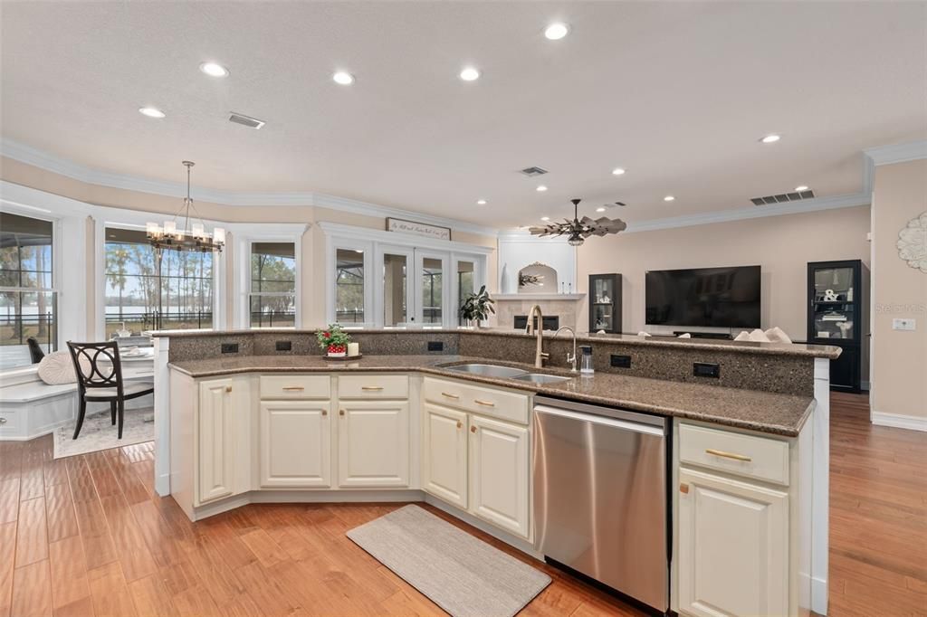 For Sale: $2,149,000 (5 beds, 3 baths, 4075 Square Feet)