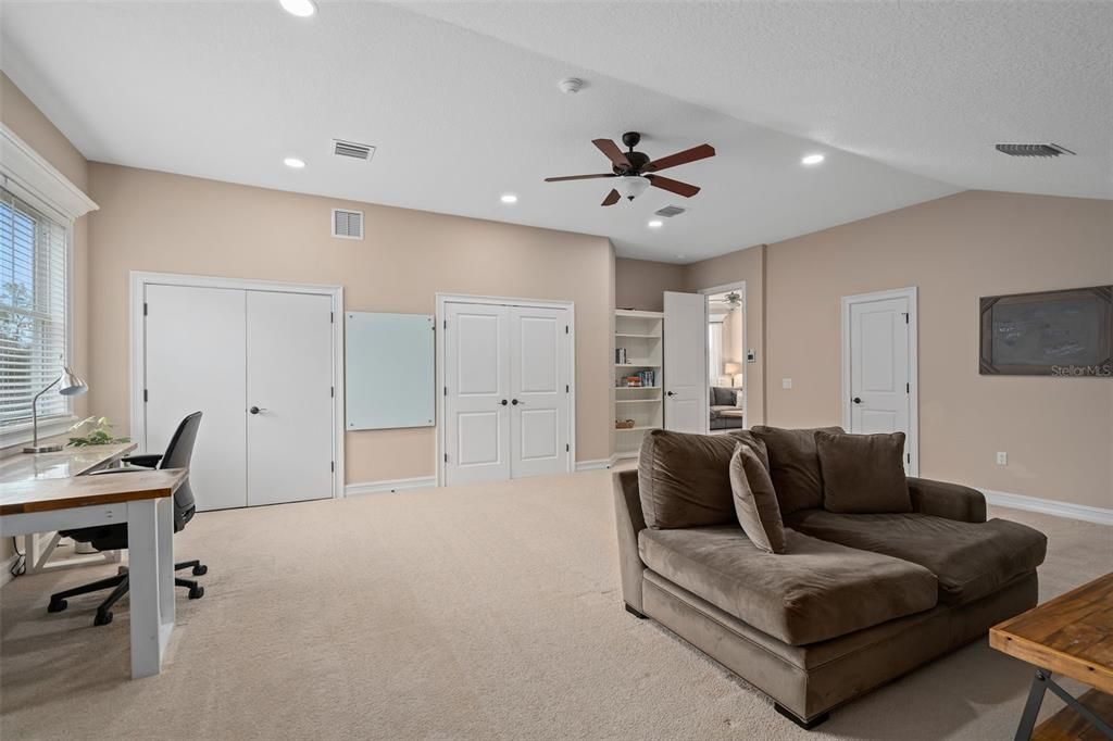 For Sale: $2,149,000 (5 beds, 3 baths, 4075 Square Feet)