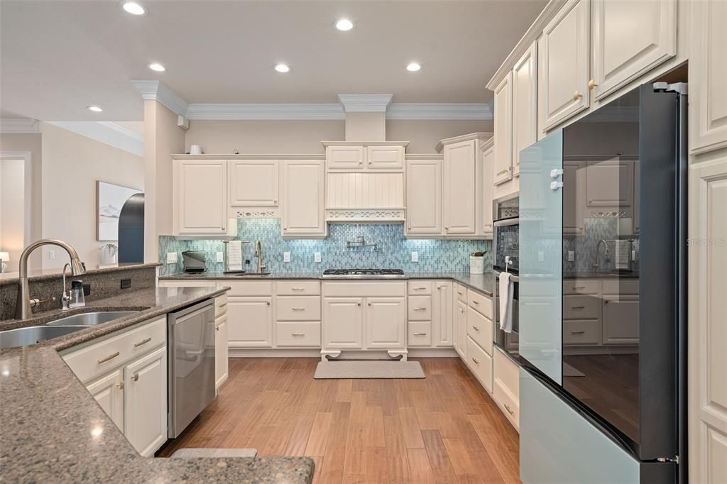 For Sale: $2,149,000 (5 beds, 3 baths, 4075 Square Feet)
