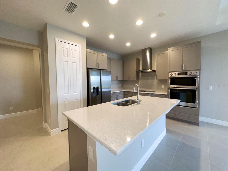 出租: $3,000 (2 贝兹, 2 浴室, 1579 平方英尺)