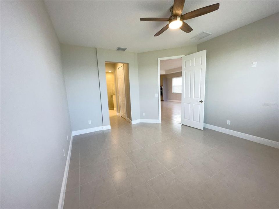 出租: $3,000 (2 贝兹, 2 浴室, 1579 平方英尺)