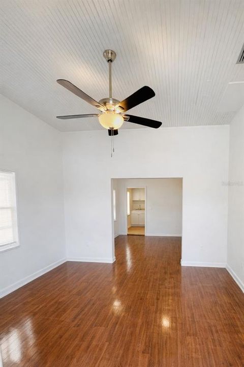 For Rent: $2,300 (3 beds, 1 baths, 1200 Square Feet)