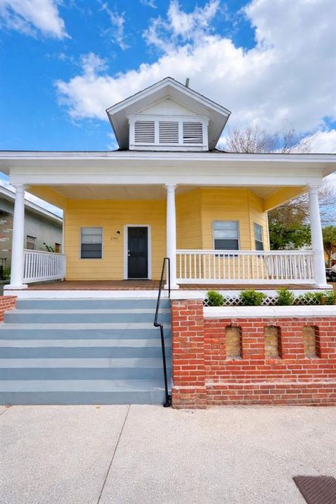 For Rent: $2,300 (3 beds, 1 baths, 1200 Square Feet)