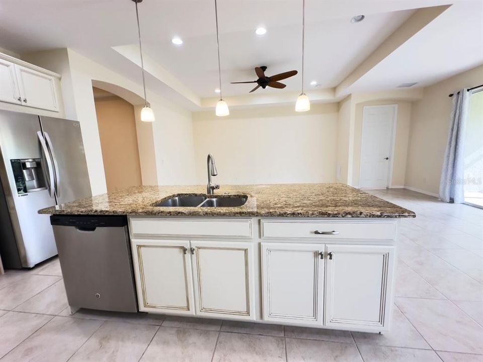 For Rent: $3,000 (3 beds, 2 baths, 1984 Square Feet)