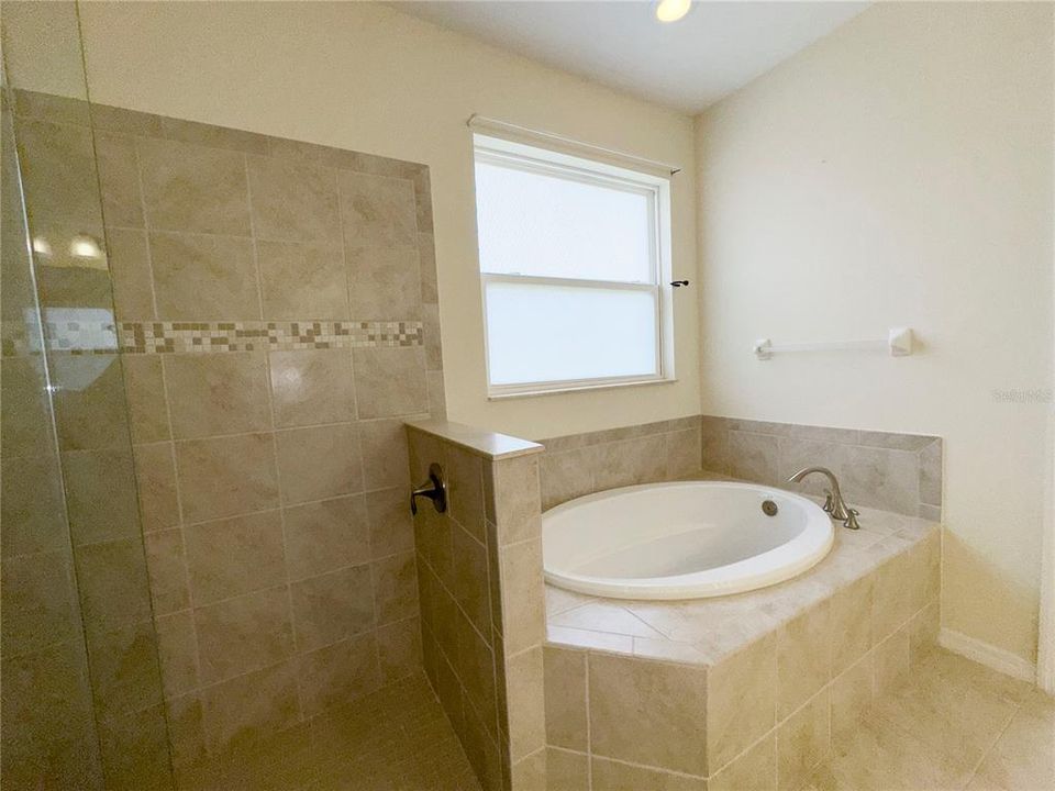 For Rent: $3,000 (3 beds, 2 baths, 1984 Square Feet)