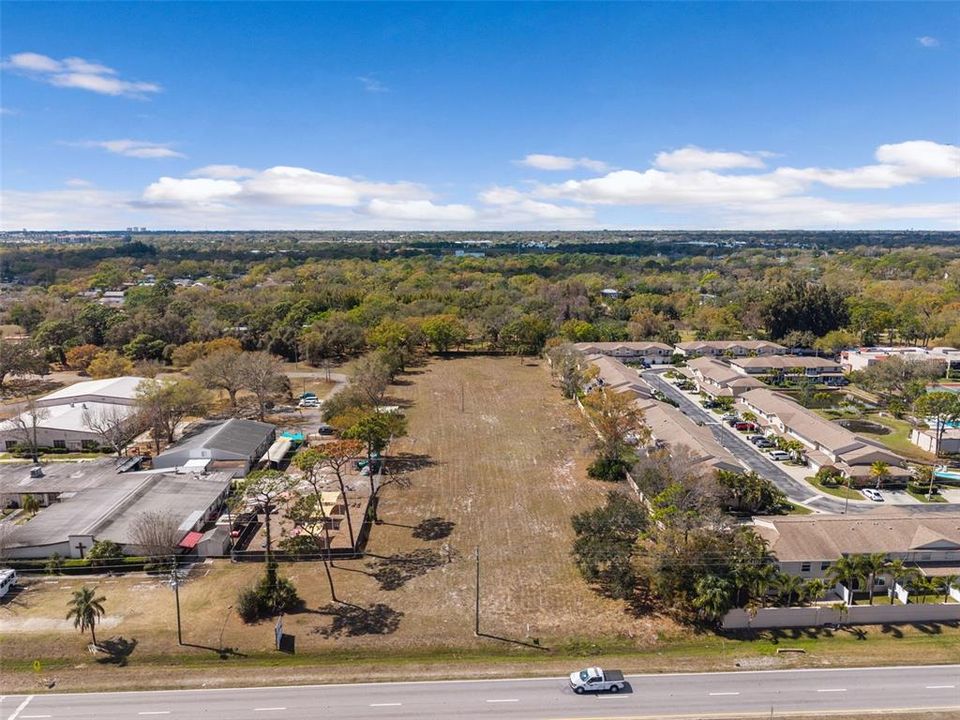 待售: $2,999,900 (2.30 acres)