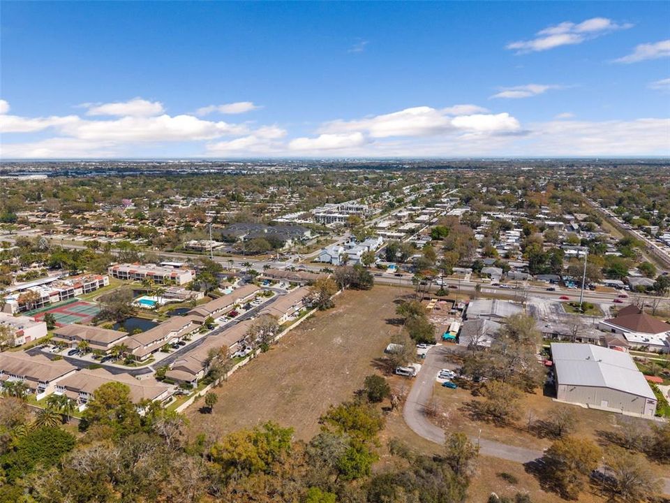 待售: $2,999,900 (2.30 acres)