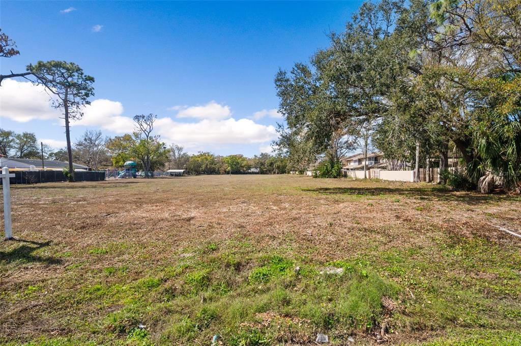 待售: $2,999,900 (2.30 acres)