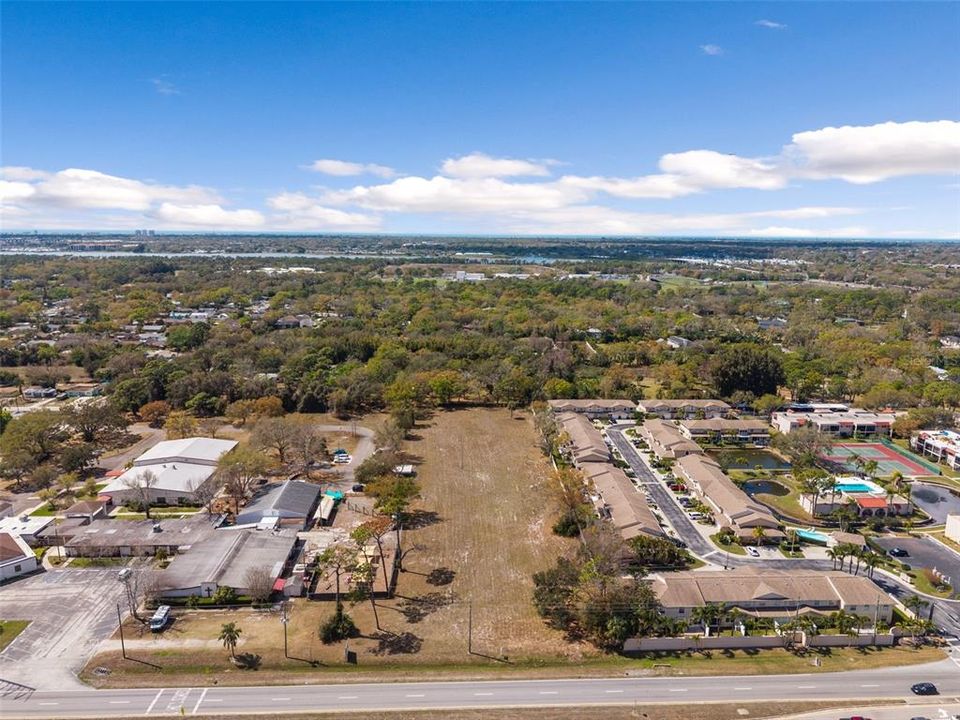 待售: $2,999,900 (2.30 acres)