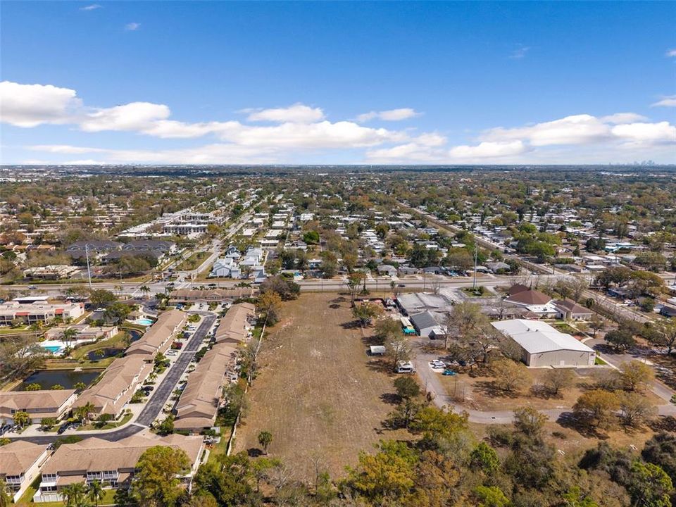 待售: $2,999,900 (2.30 acres)