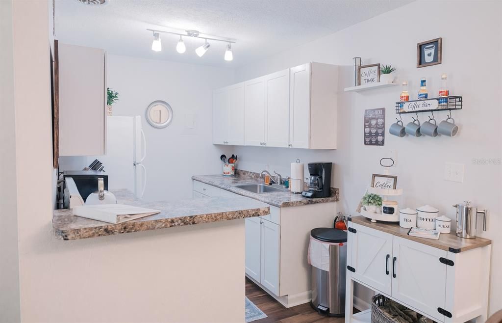 For Sale: $145,000 (1 beds, 1 baths, 574 Square Feet)