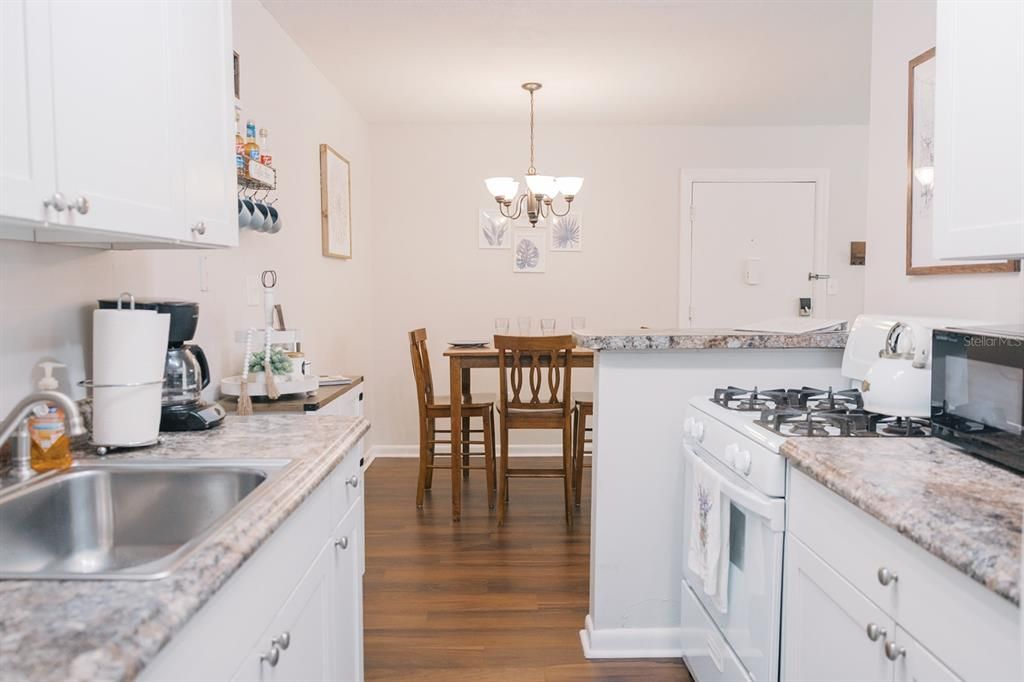 For Sale: $145,000 (1 beds, 1 baths, 574 Square Feet)