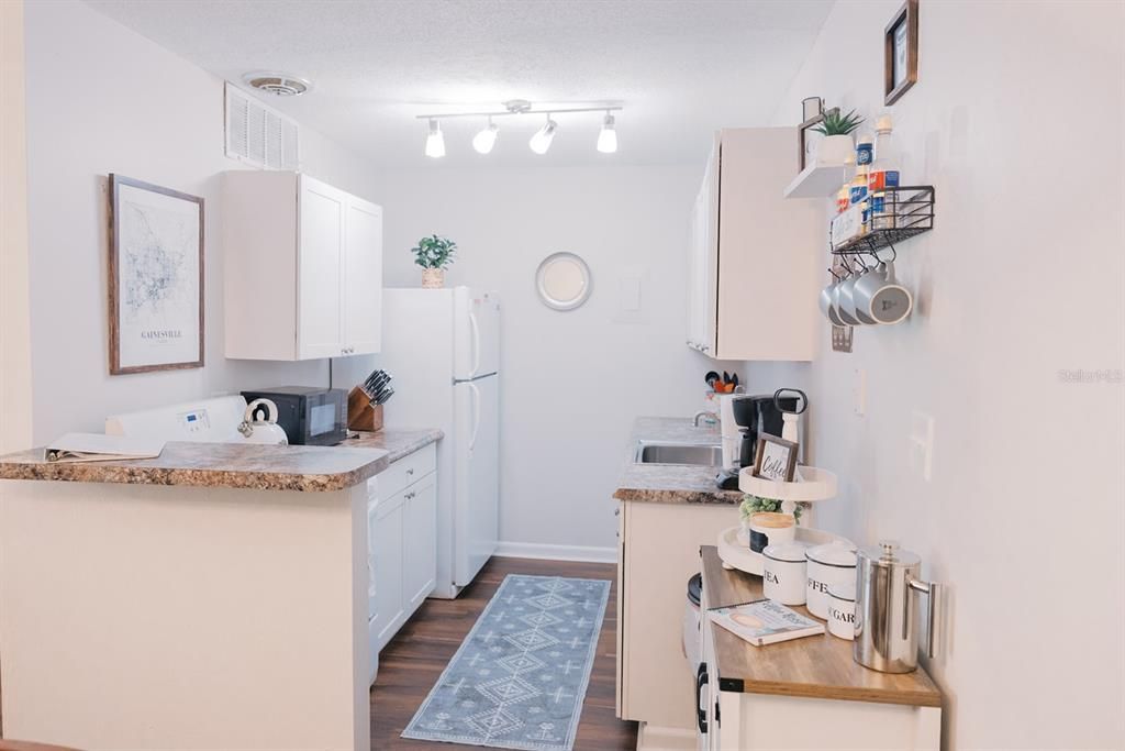 For Sale: $145,000 (1 beds, 1 baths, 574 Square Feet)