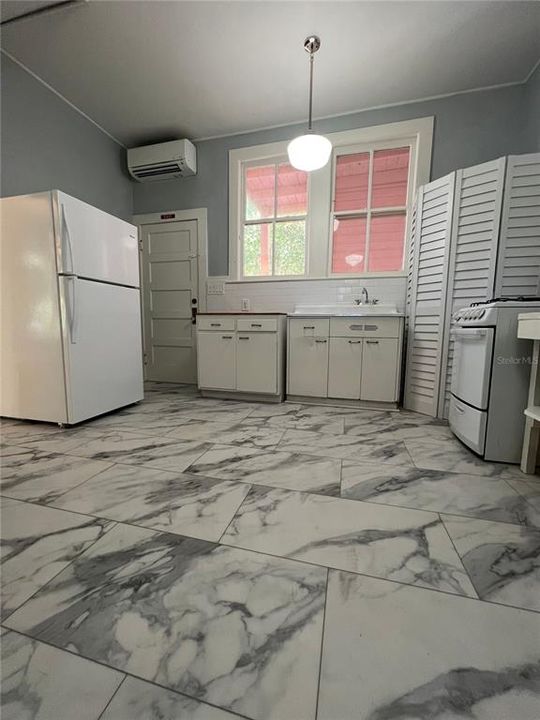 En Renta: $1,325 (0 camas, 1 baños, 600 Pies cuadrados)