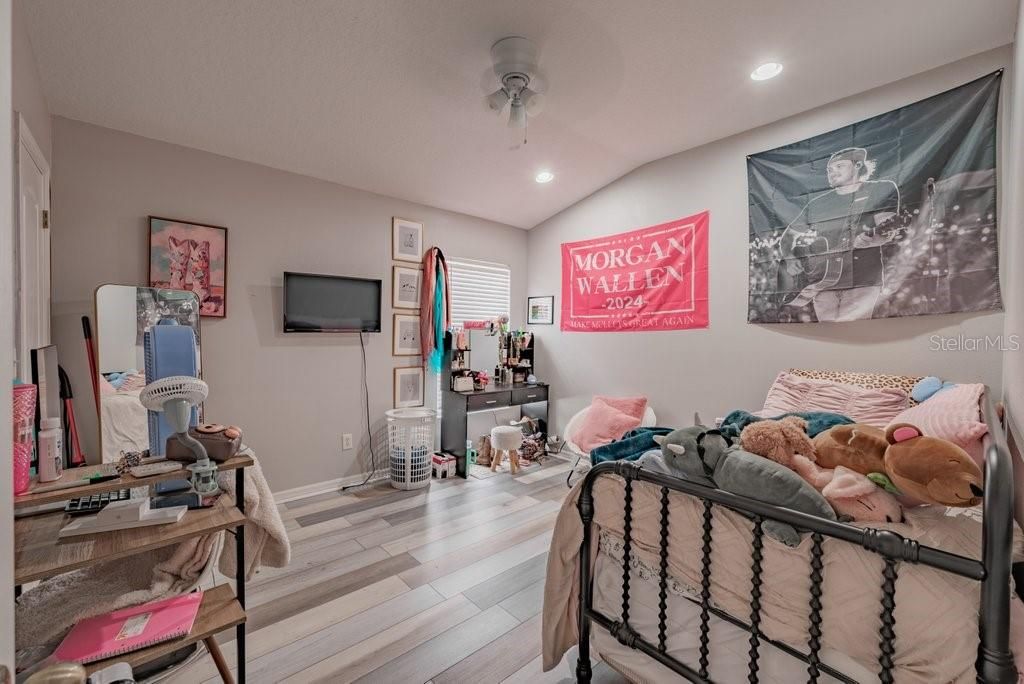 Activo con contrato: $255,000 (3 camas, 2 baños, 1383 Pies cuadrados)