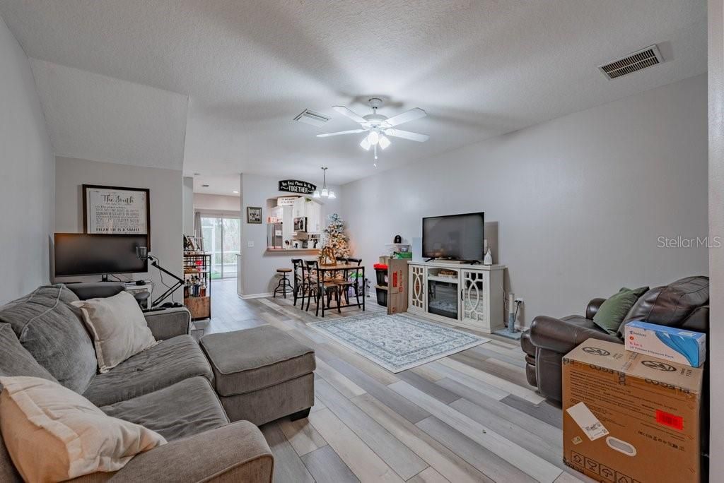 Activo con contrato: $255,000 (3 camas, 2 baños, 1383 Pies cuadrados)