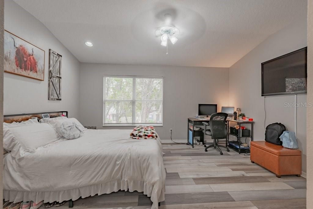 Activo con contrato: $255,000 (3 camas, 2 baños, 1383 Pies cuadrados)