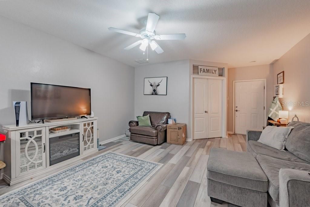 Activo con contrato: $255,000 (3 camas, 2 baños, 1383 Pies cuadrados)