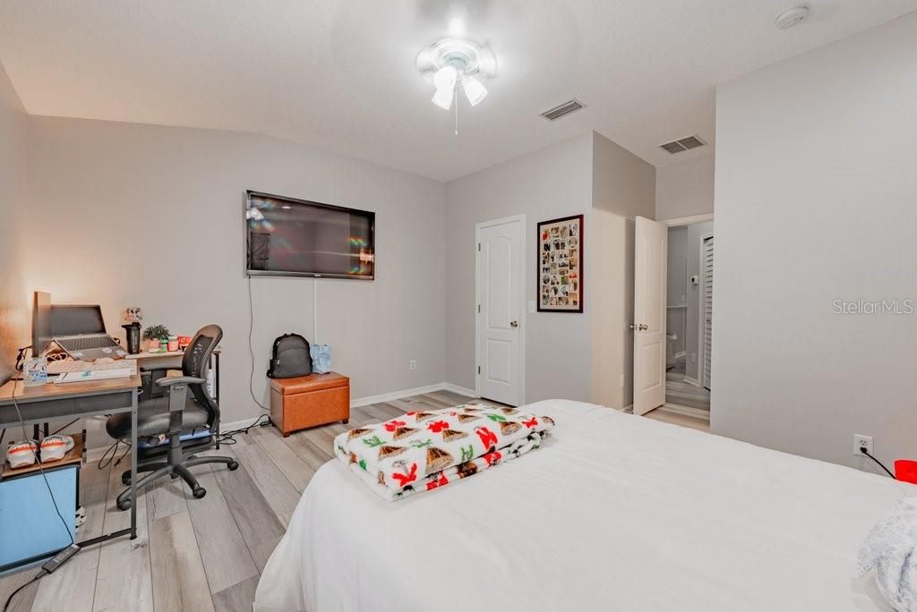 Activo con contrato: $255,000 (3 camas, 2 baños, 1383 Pies cuadrados)